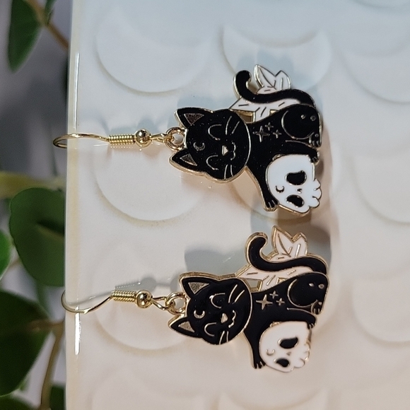 🔥LAST PAIR🔥 Witchcraft Kitty Skull Dangle Earrings - Picture 1 of 6